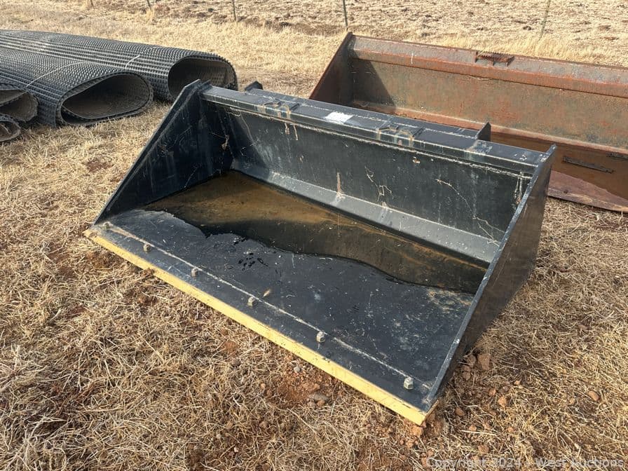 66-skid-steer-bucket-568497