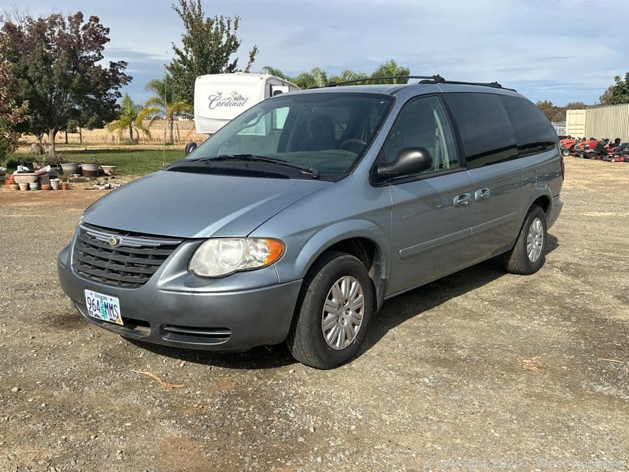 2005-chrysler-town-38-country-mini-van-568509