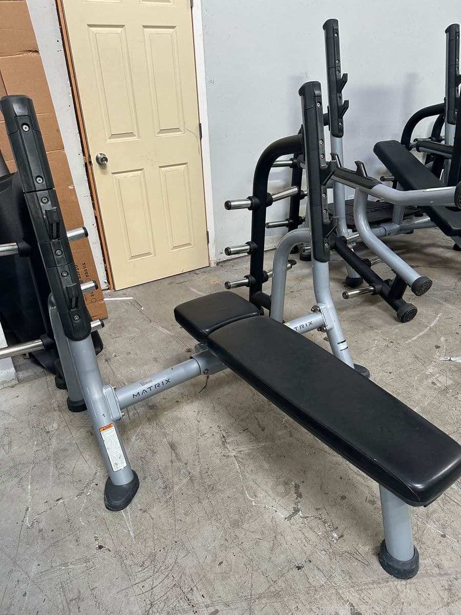 matrix-flat-bench-press-with-weight-tree-574279