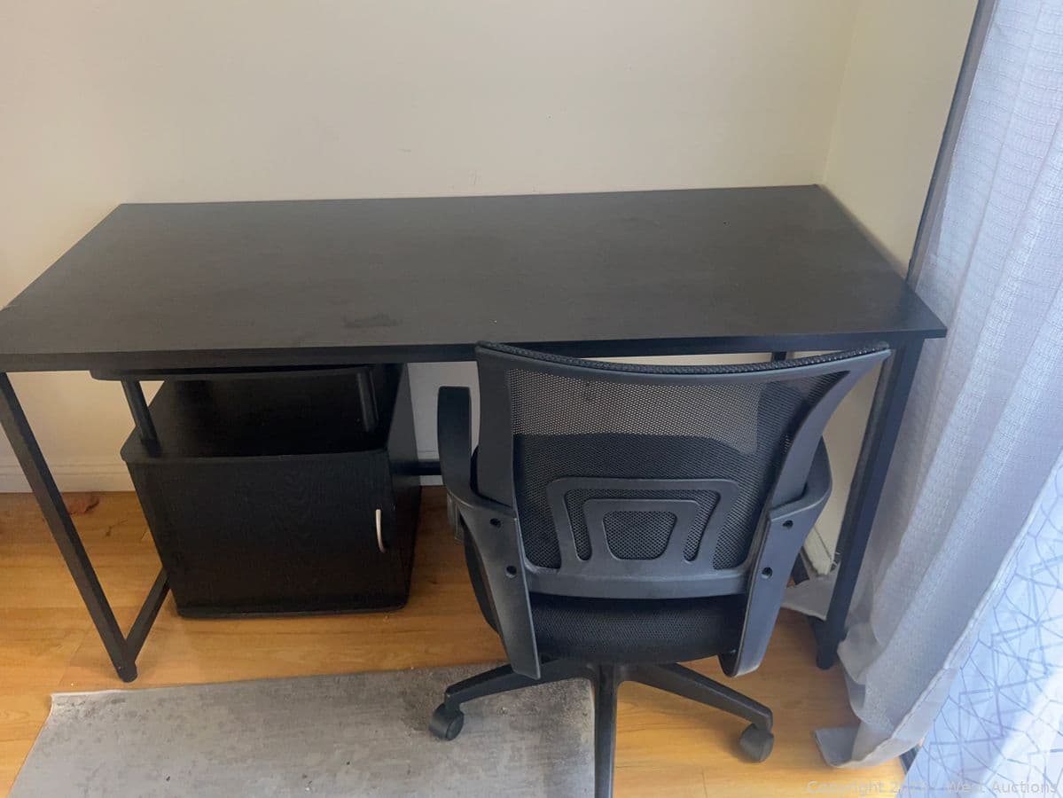 desk-and-chair-575218