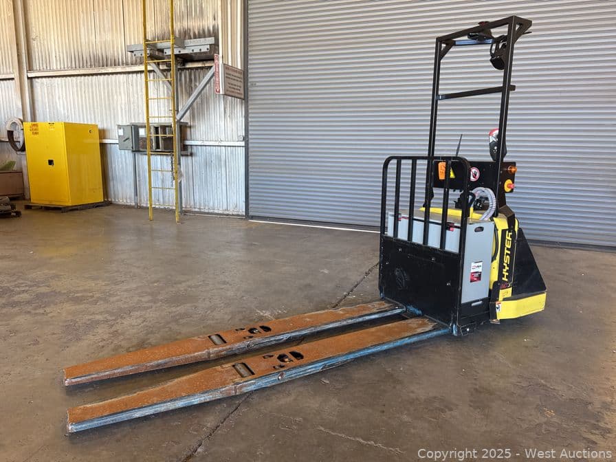 hyster-b80zhd-8000-lb-capacity-electric-pallet-truck-with-8-39-forks-575173