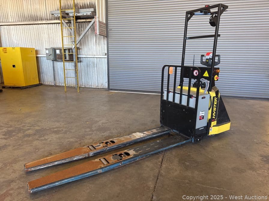 hyster-b80zhd-8000-lb-capacity-electric-pallet-truck-with-8-39-forks-575174