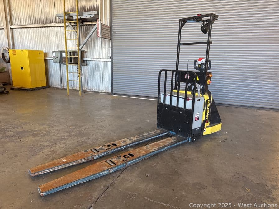 hyster-b80zhd-8000-lb-capacity-electric-pallet-truck-with-8-39-forks-575175