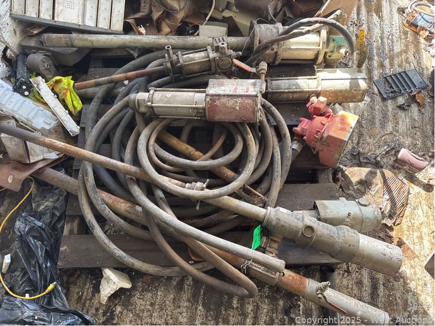 contents-of-pallet-5-assorted-barrel-pumps-hose-and-more-577227