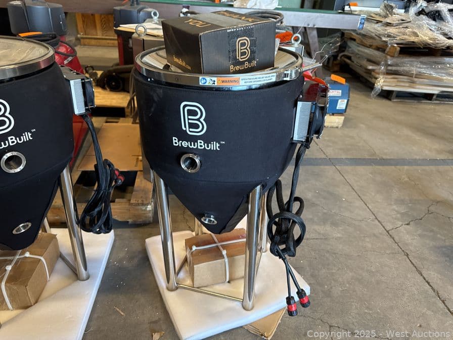 10-gallon-brewbuilt-fermentation-tank-with-accessories-and-more-575678