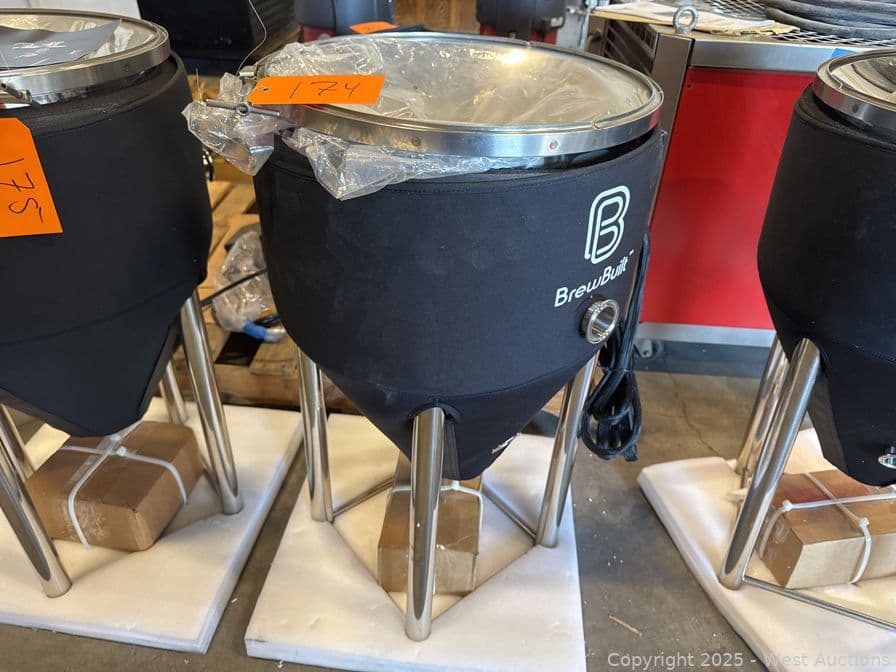 10-gallon-brewbuilt-fermentation-tank-with-accessories-and-more-575677