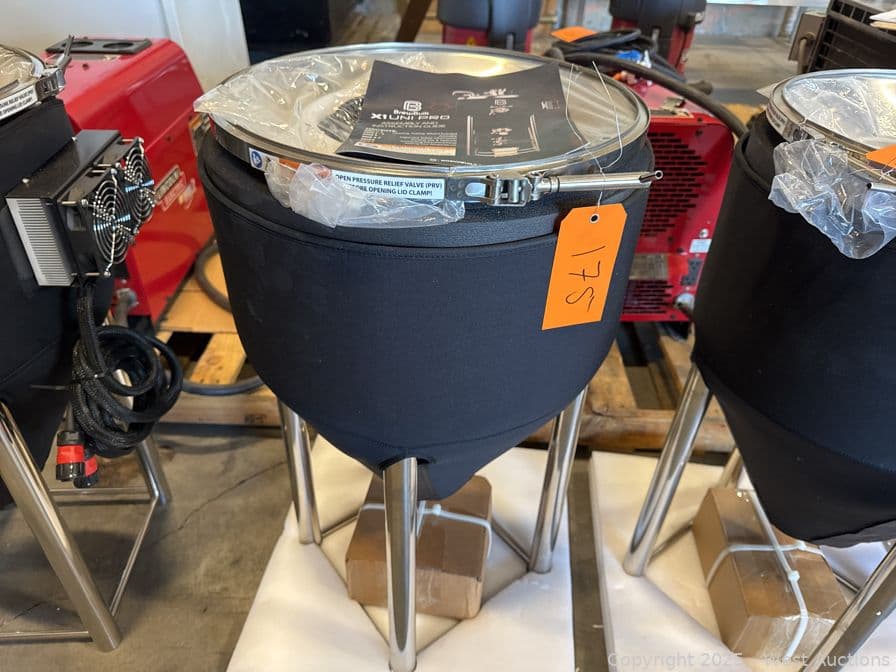 10-gallon-brewbuilt-fermentation-tank-with-accessories-and-more-575676