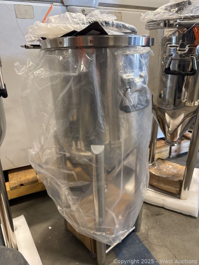 5-gallon-brewbuilt-fermentation-tank-with-accessories-and-more-575672