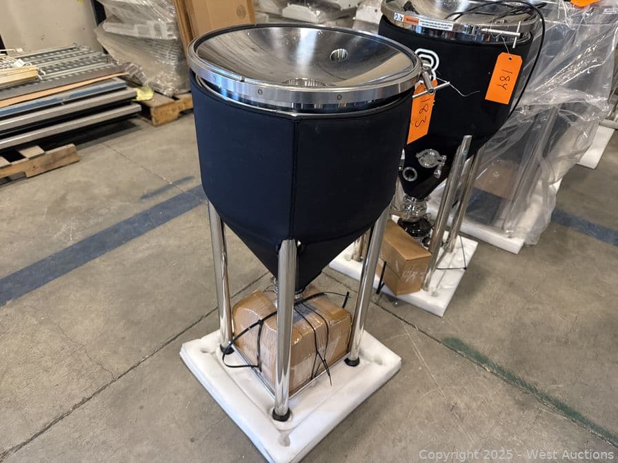 10-gallon-brewbuilt-fermentation-tank-with-glycol-jacket-accessories-and-more-575668