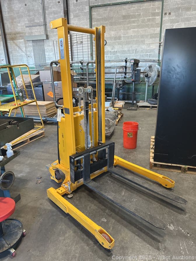 u-line-h-26512-200lb-electric-straddle-stacker-575756