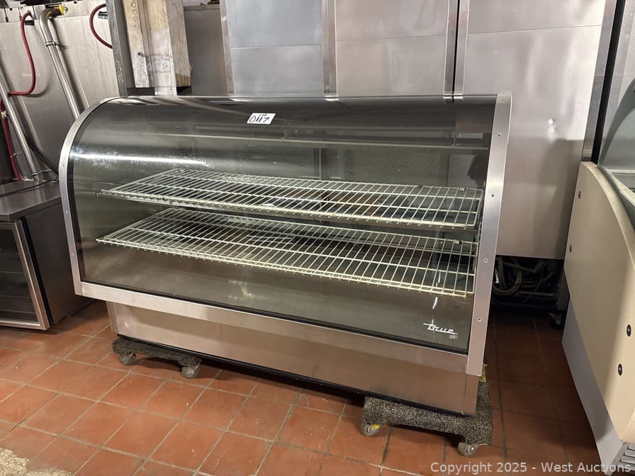 true-curved-glass-deli-refrigerator-579302