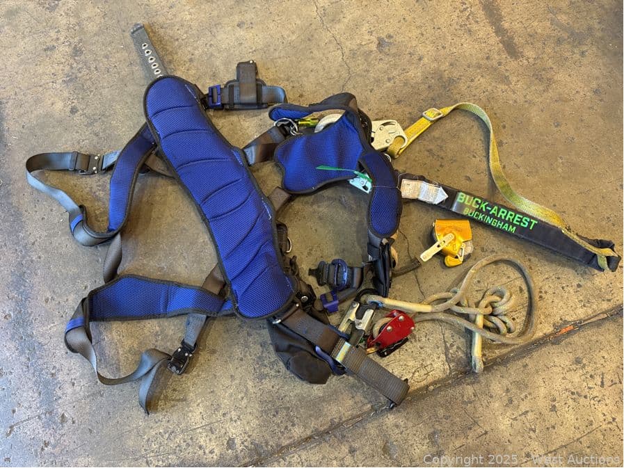safety-harness-with-assorted-rigging-attachments-593729