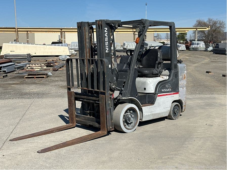 2011-nissan-mcu1f2a30lv-5600-lb-capacity-propane-forklift-with-three-stage-mast-581121