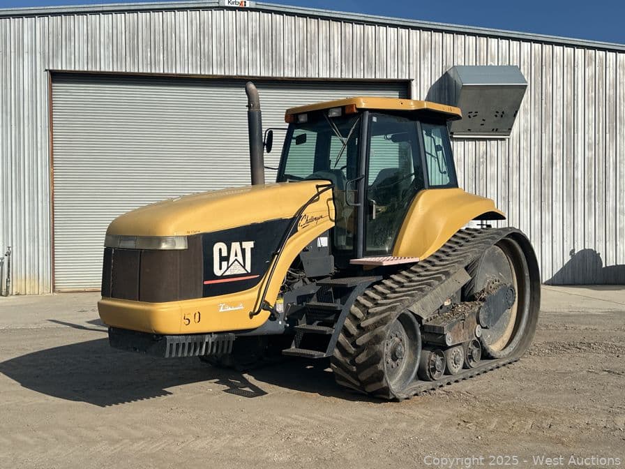 caterpillar-challenger-track-driven-tractor-584904