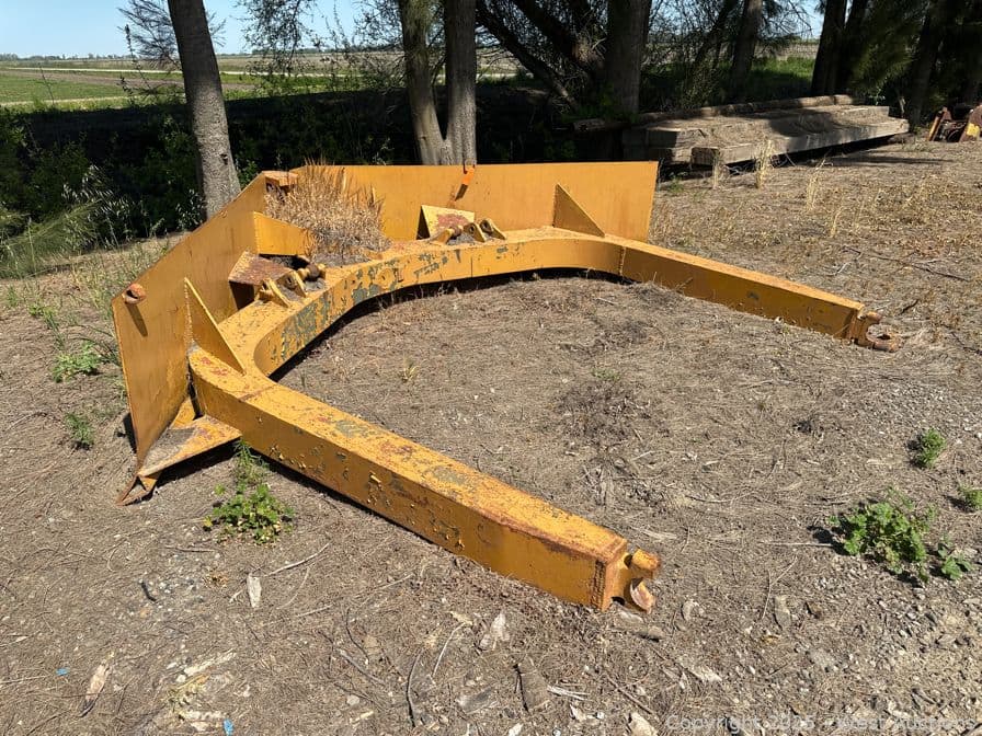 caterpillar-dozer-front-scraper-584909