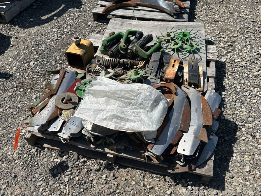 contents-of-pallet-john-deere-parts-584907