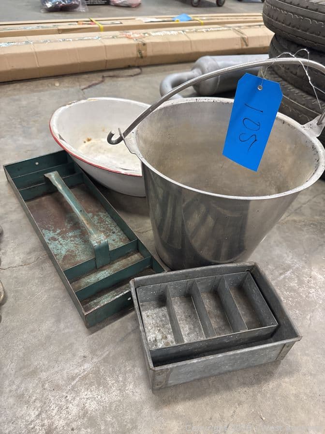 5-assorted-containers-pails-and-more-588459