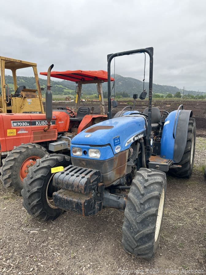 new-holland-tn95fa-4wd-utility-tractor-589591
