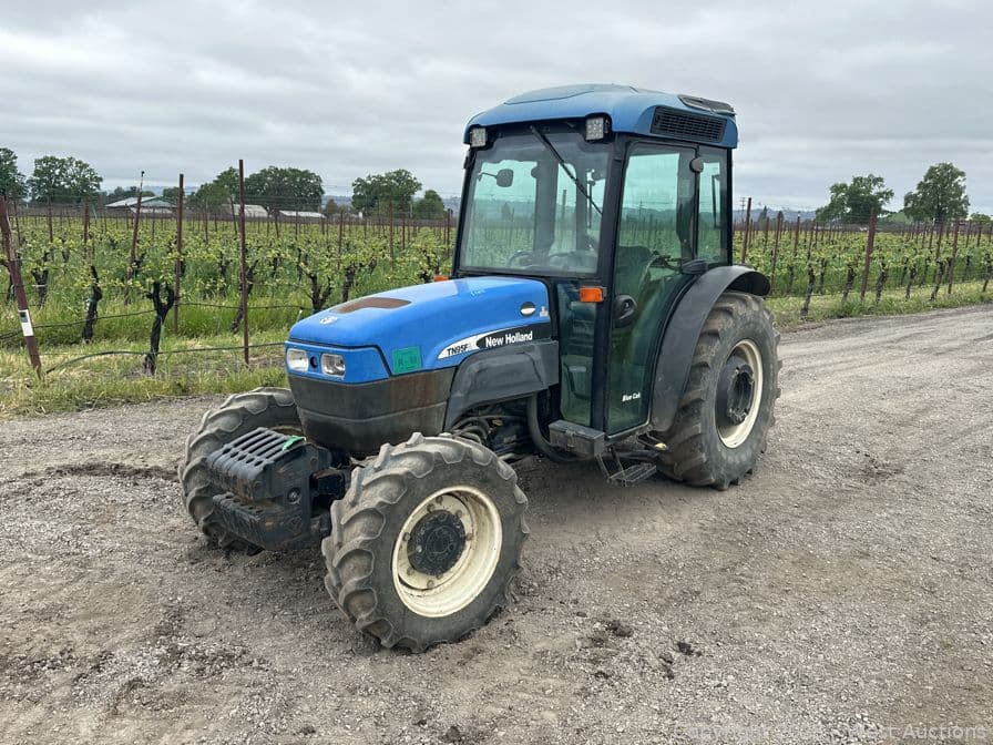 new-holland-tn95fa-4wd-utility-tractor-589568