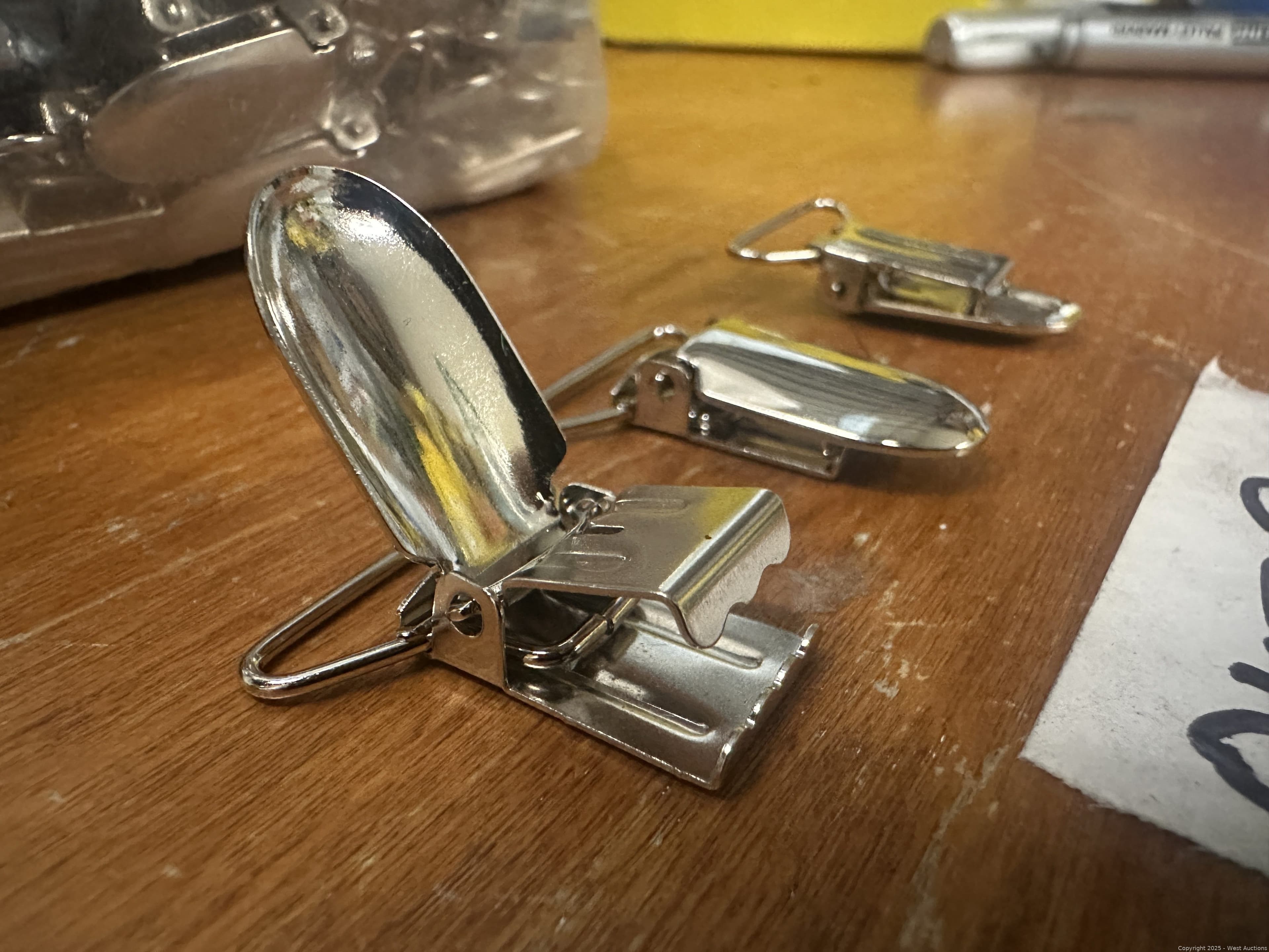 500-1-suspender-clips-618553