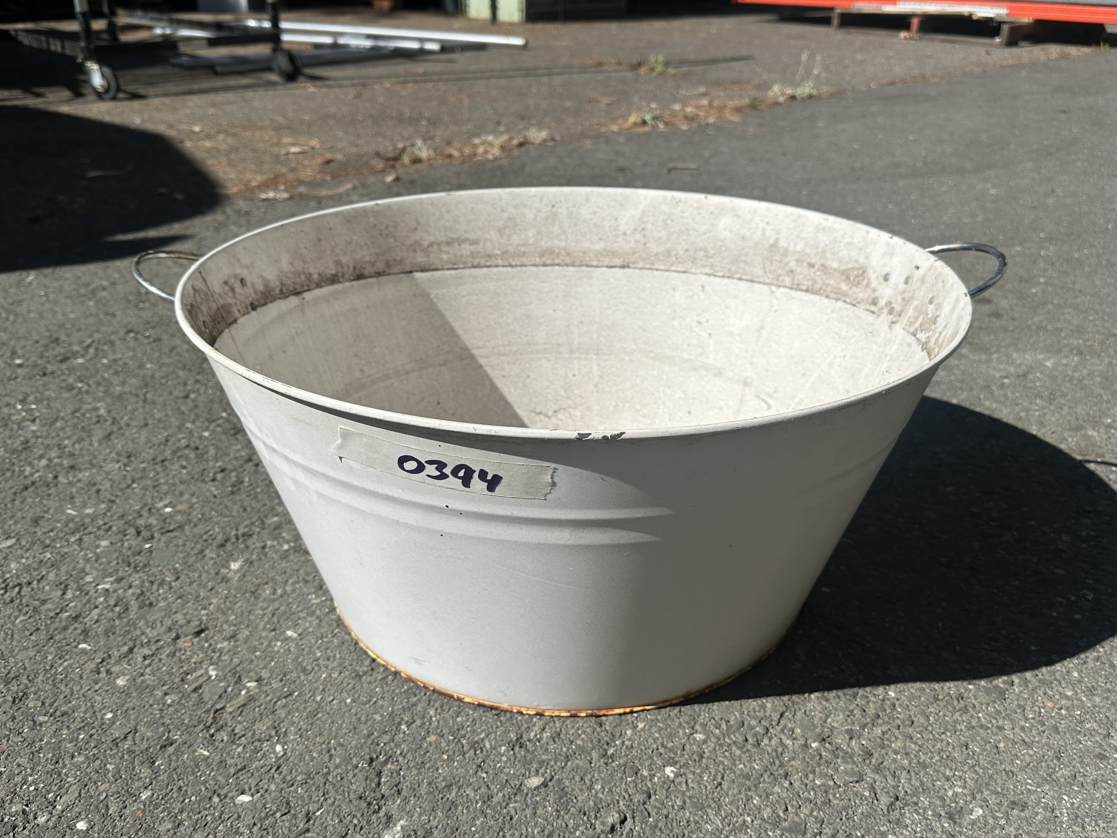 white-metal-tub-613454