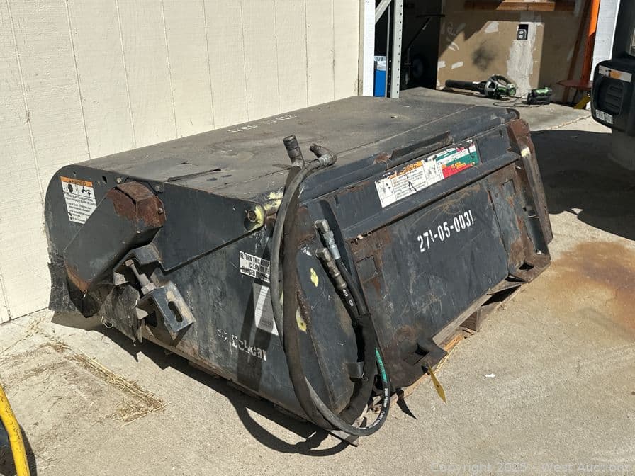 bobcat-skid-steer-sweeper-attachment-590727