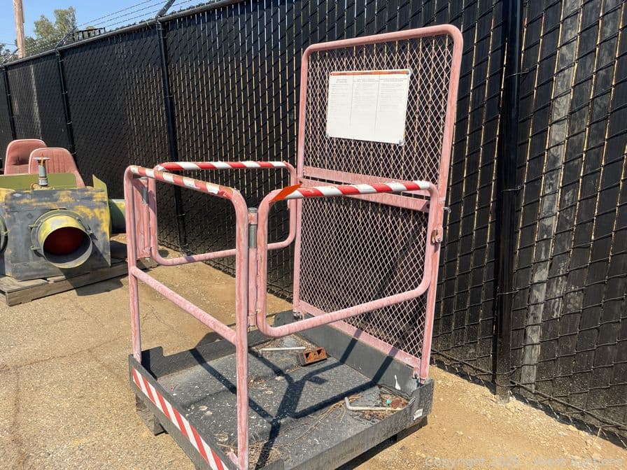 forklift-ready-man-basket-607254