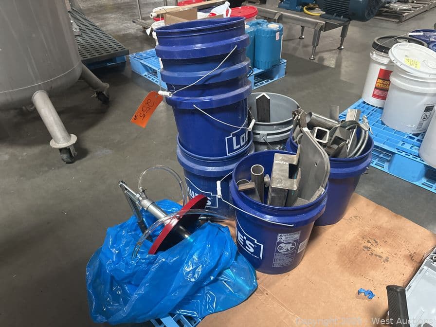 contents-of-pallet-assorted-scrap-metal-6-5-gallon-buckets-and-barre-pump-596344