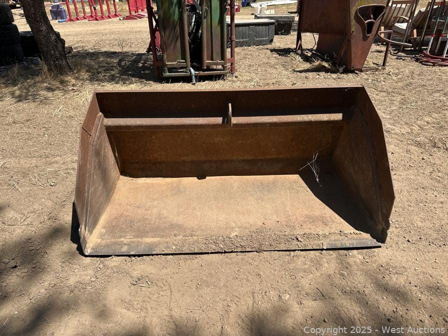 5-skid-steer-bucket-attachment-590911