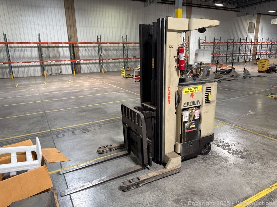 crown-electric-standing-3-000-lb-forklift-596872