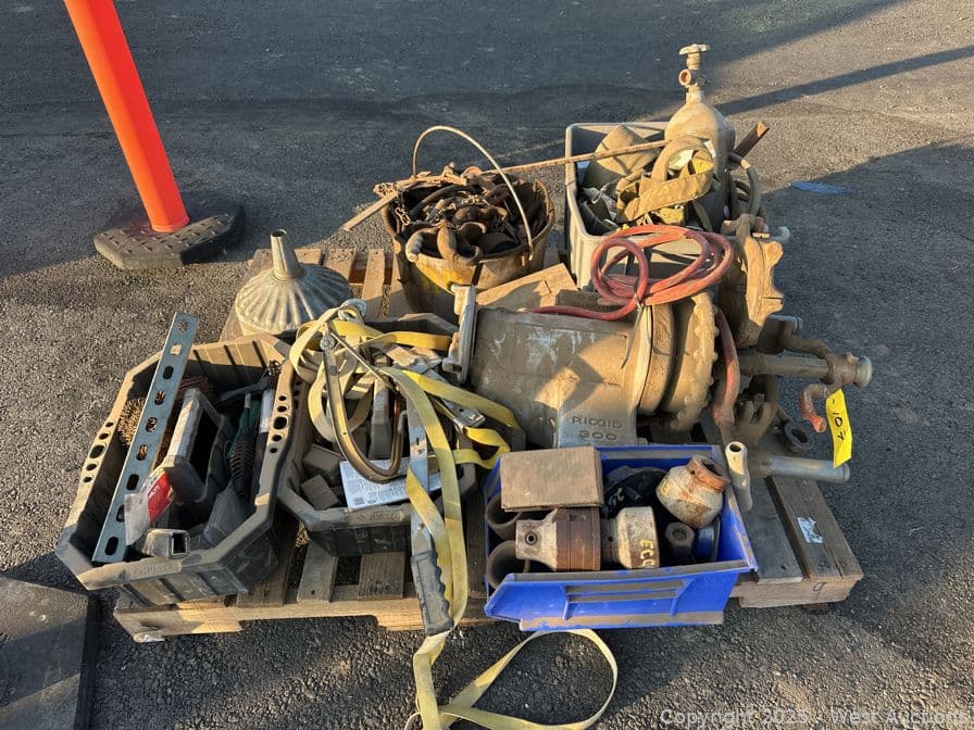 contents-of-pallet-ridgid-300-pipe-threader-assorted-hand-tools-safety-harness-and-more-597025