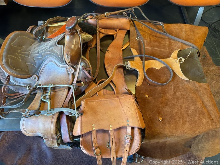 leather-western-saddle-with-saddlebags-chaps-and-more-594090