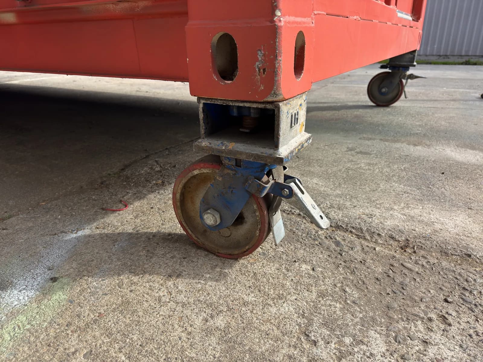 8-heavy-duty-twistlock-castors-and-4-10-heavy-duty-wheels-99ec42