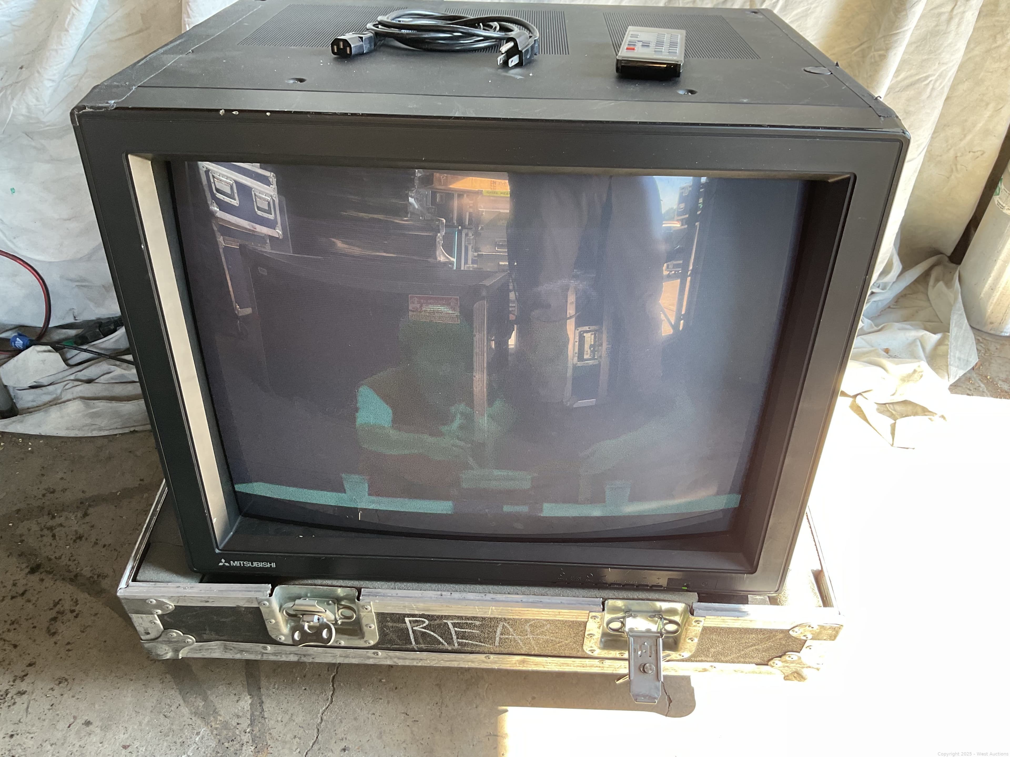 mitsubishi-xc-2930c-27-crt-in-monitor-road-case-616632