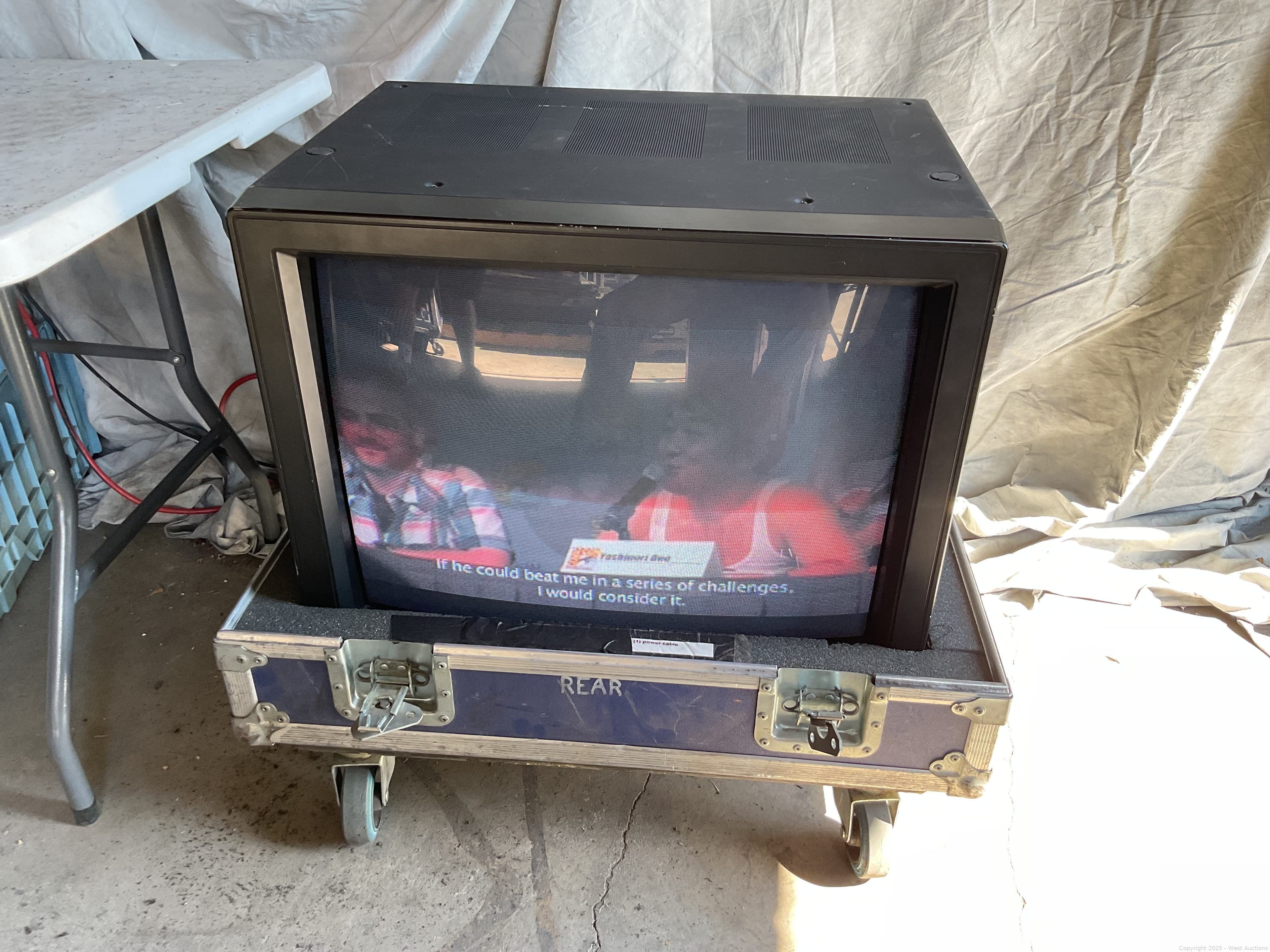 mitsubishi-2930-27-crt-monitor-in-road-case-616633