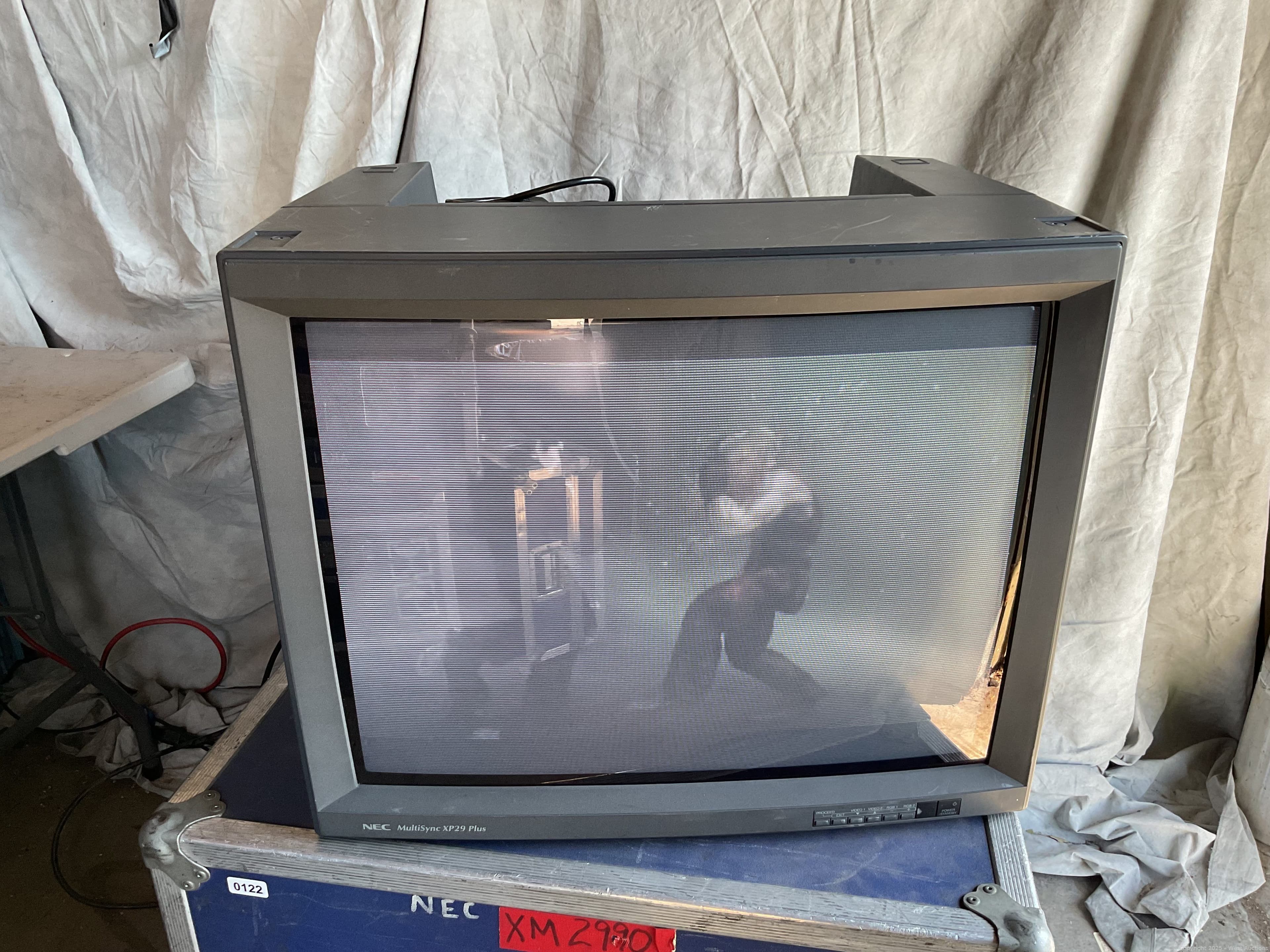 nec-xp-2990-29-crt-monitor-in-road-case-616643