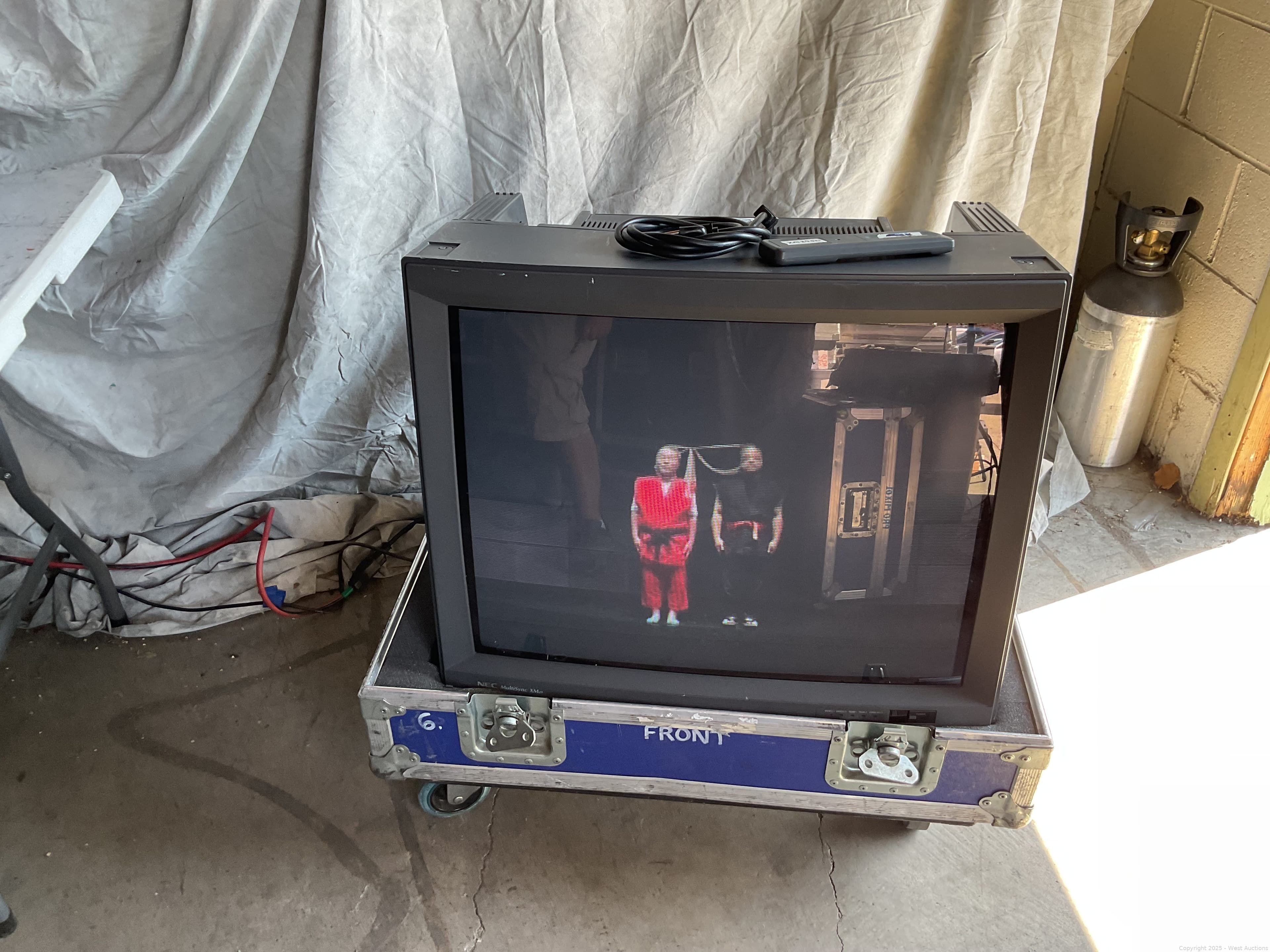 nec-xm-2950-29-crt-monitor-in-road-case-616642