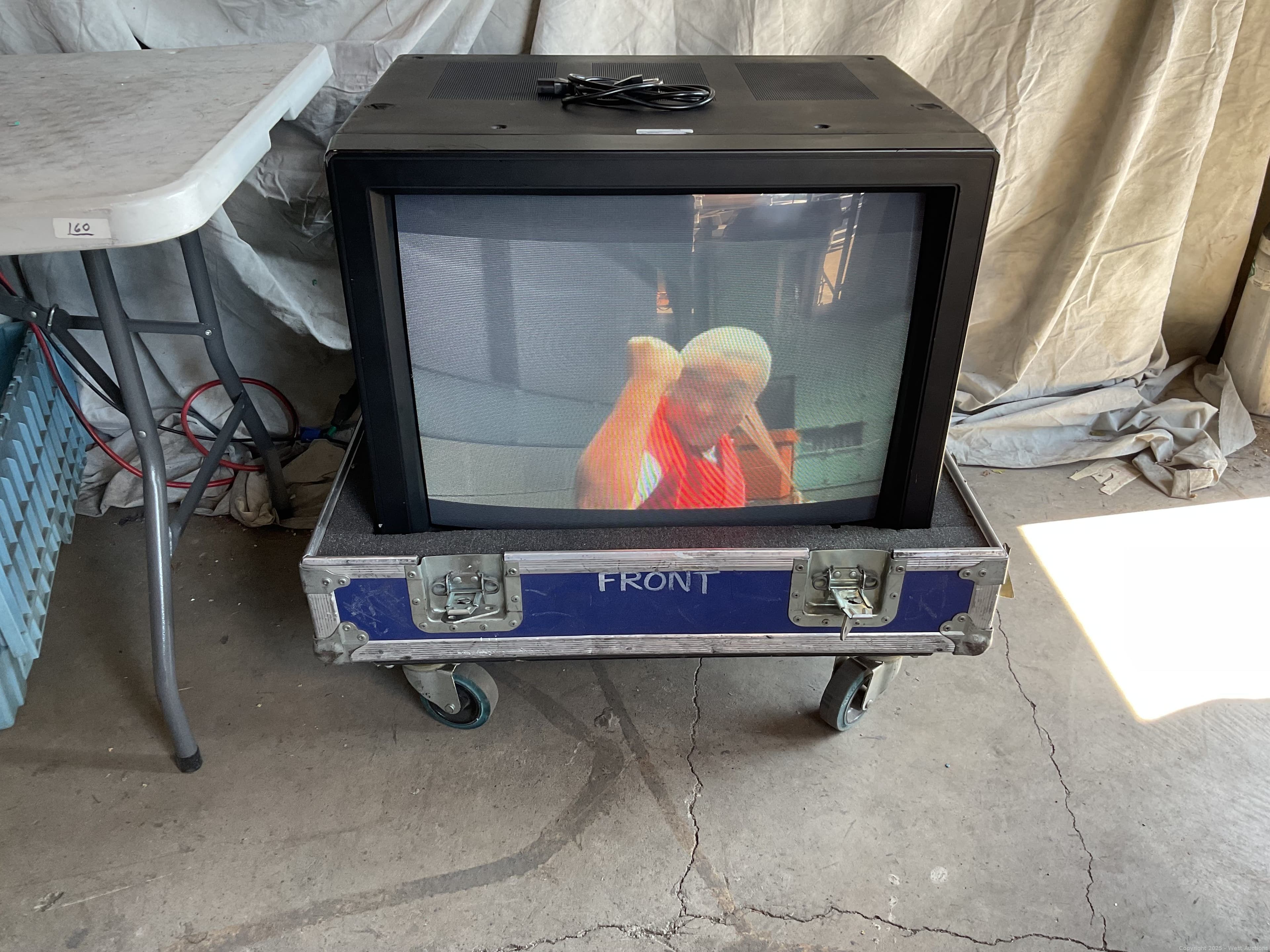 mitsubishi-2930-27-crt-monitor-in-road-case-616646