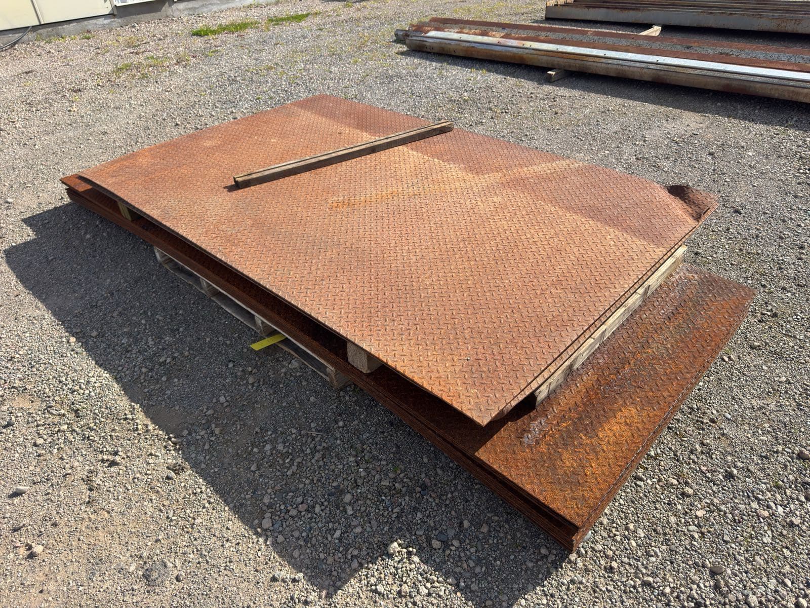 approximately-13-diamond-plates-300e50