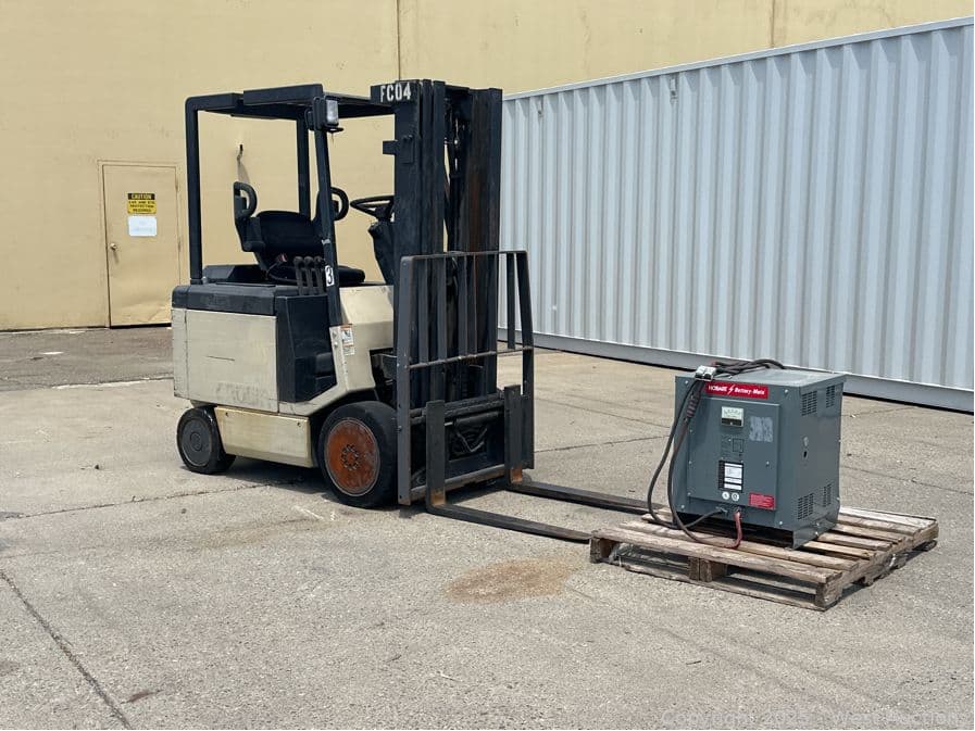 crown-4600lb-capacity-electric-forklift-with-hobart-battery-charger-607286