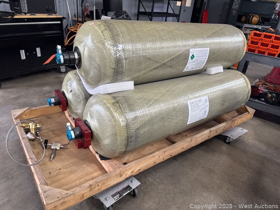 3-700-bar-hydrogen-tanks-with-platform-and-4-vehicle-dollies-606876