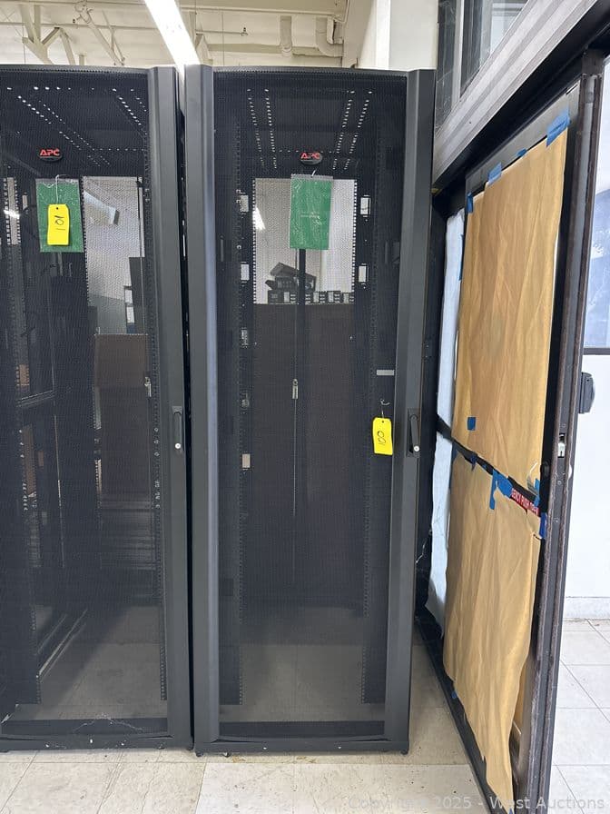 apc-server-rack-609927