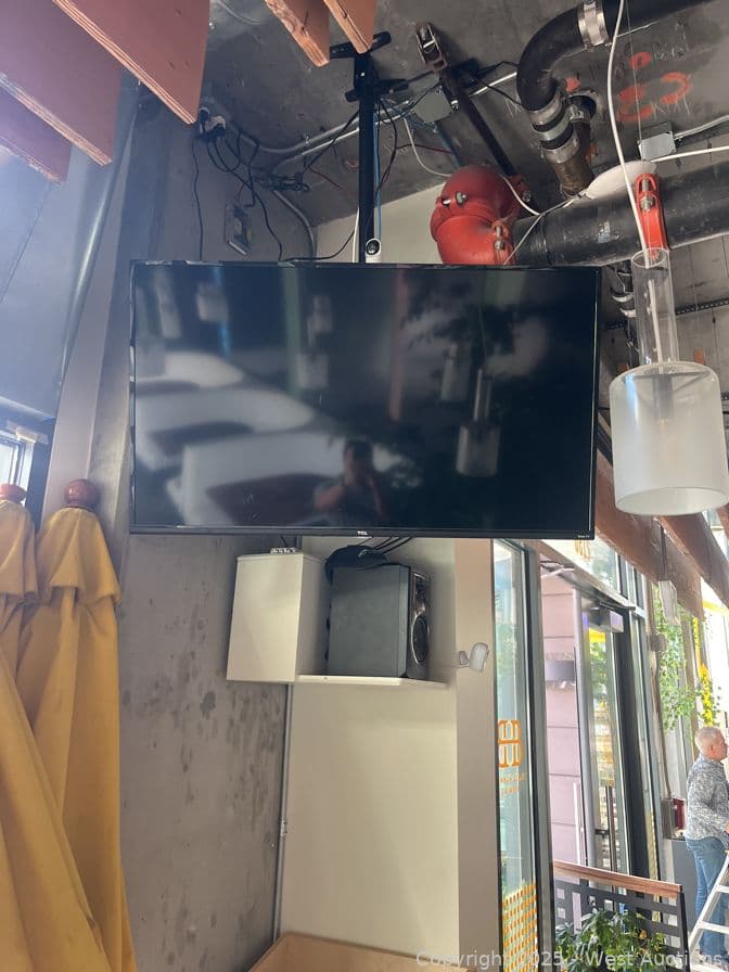 48-tcl-roku-flat-screen-tv-with-wall-mount-618311