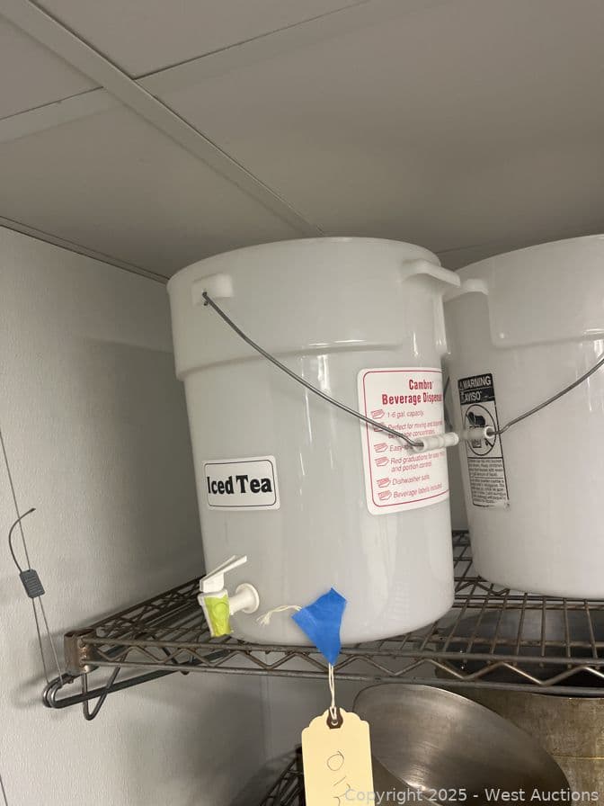 4-iced-tea-lemonade-cambro-beverage-dispensers-618342