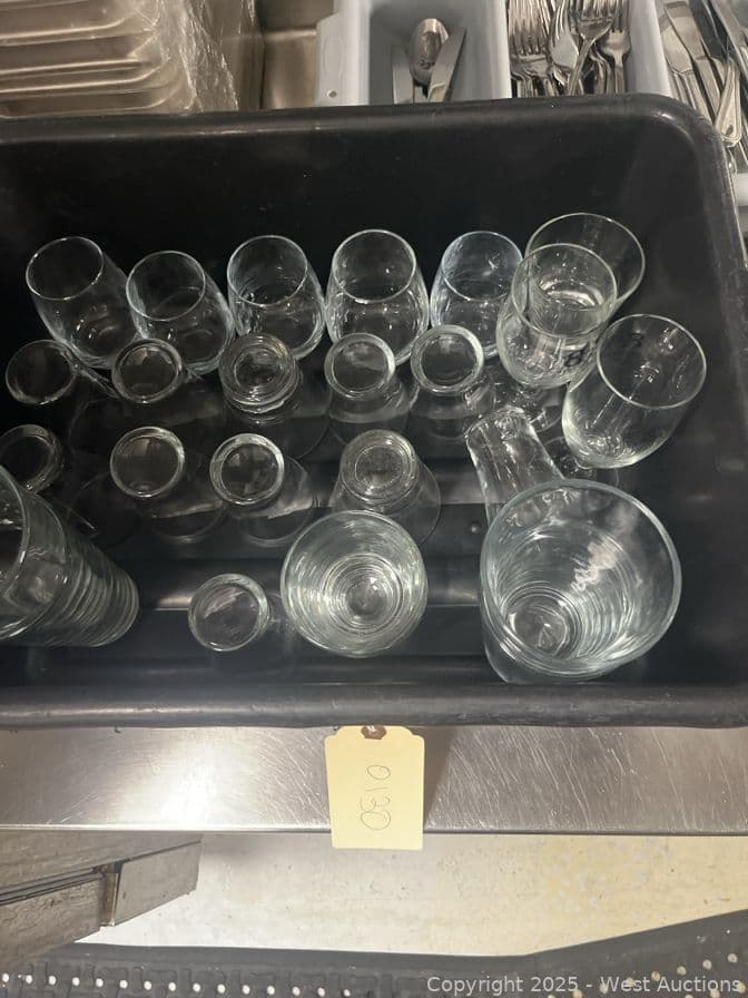 bus-tub-with-various-glassware-618359