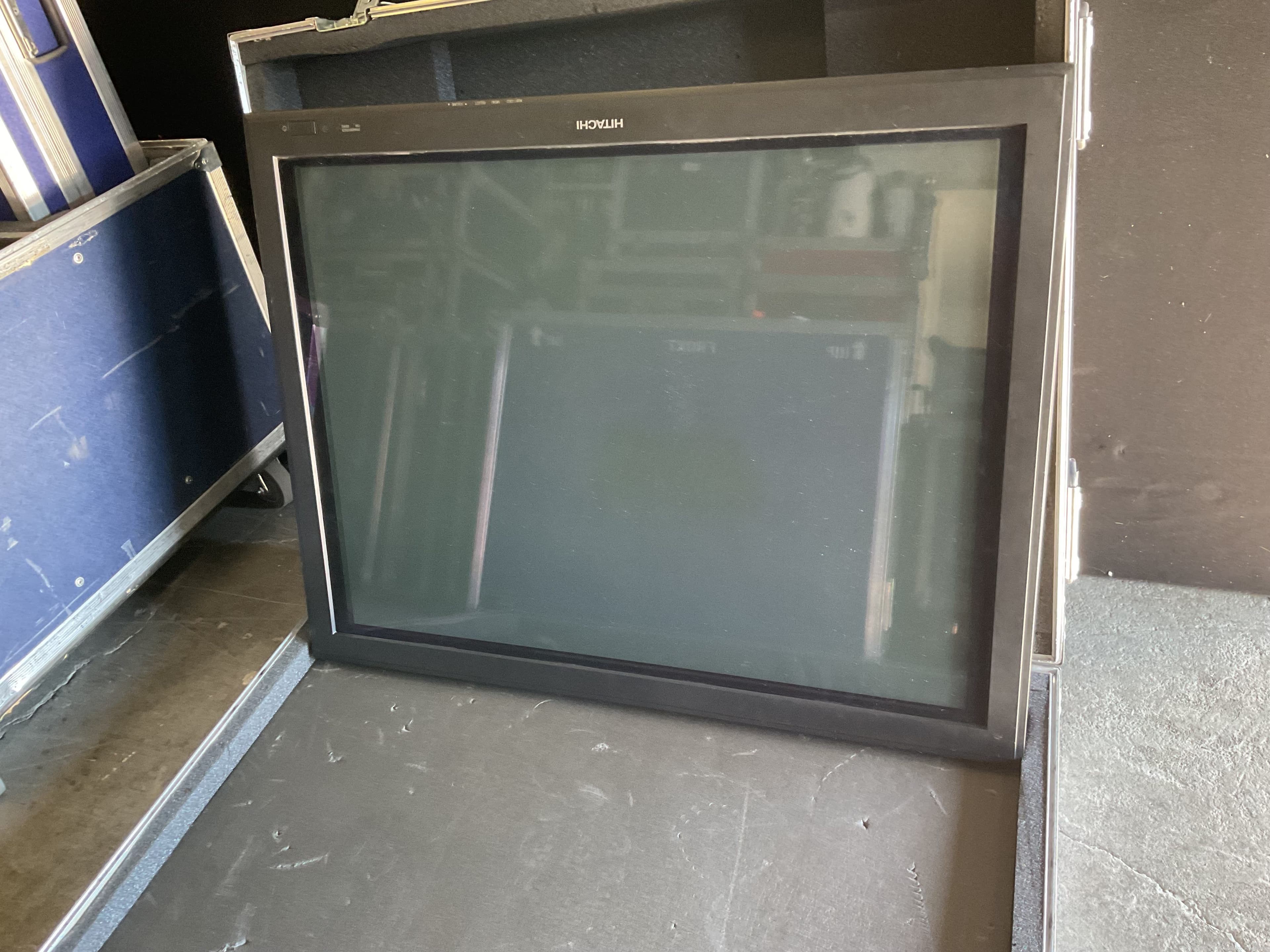 2-hitachi-plasma-display-cmp307xu-in-road-case-617257