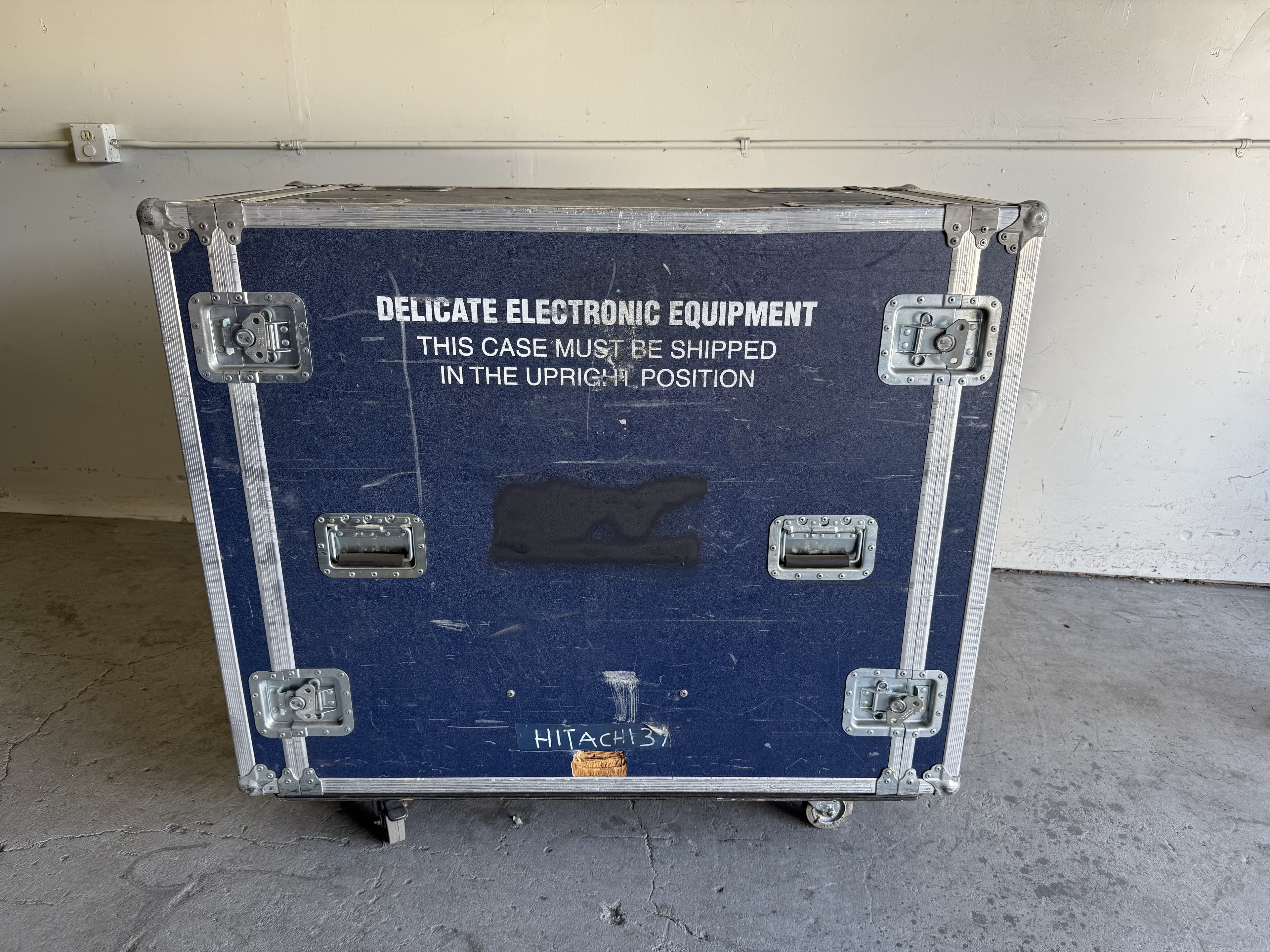 hitachi-37-tv-in-roadcase-617326