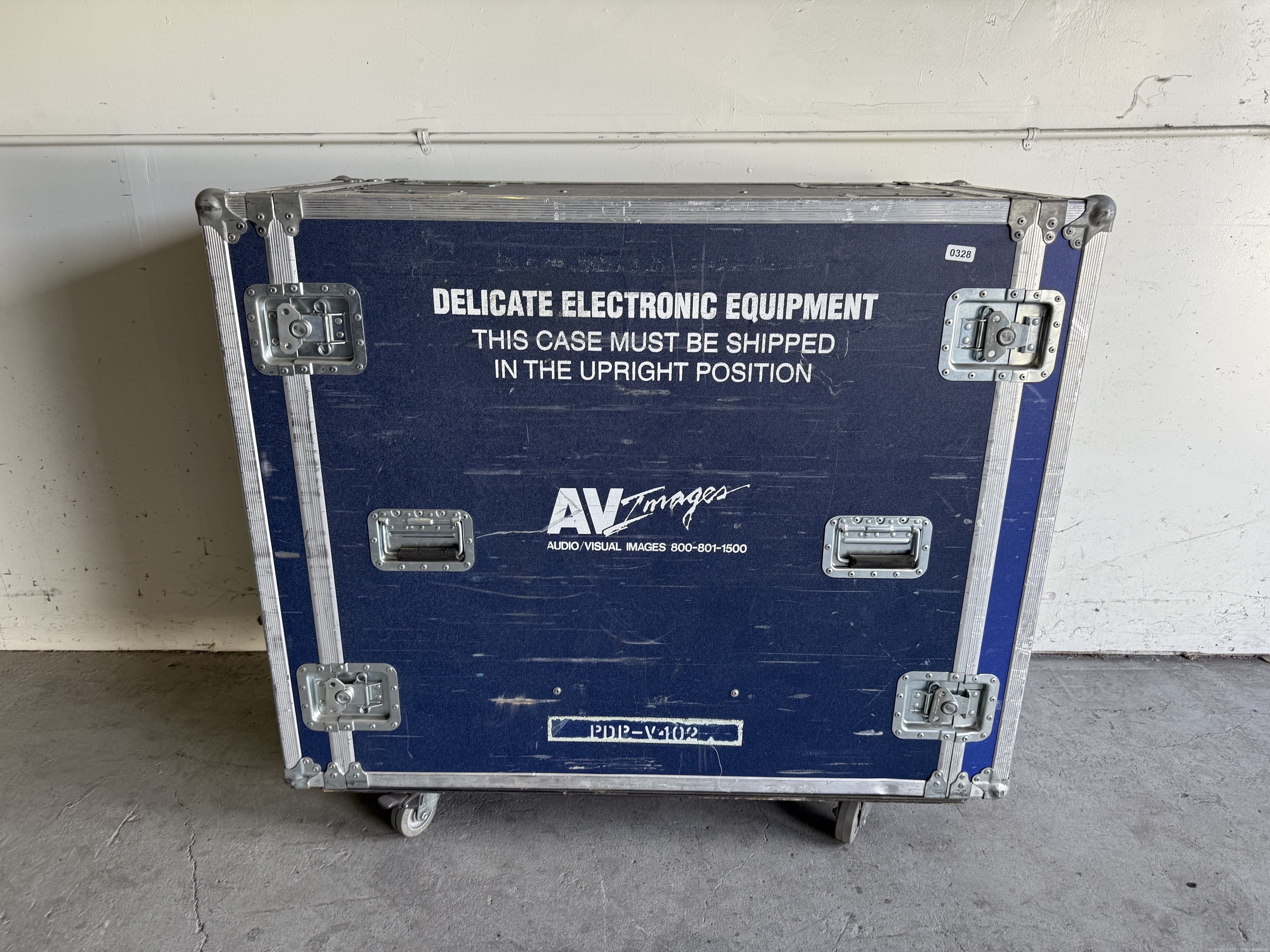 hitachi-tv-in-case-617339