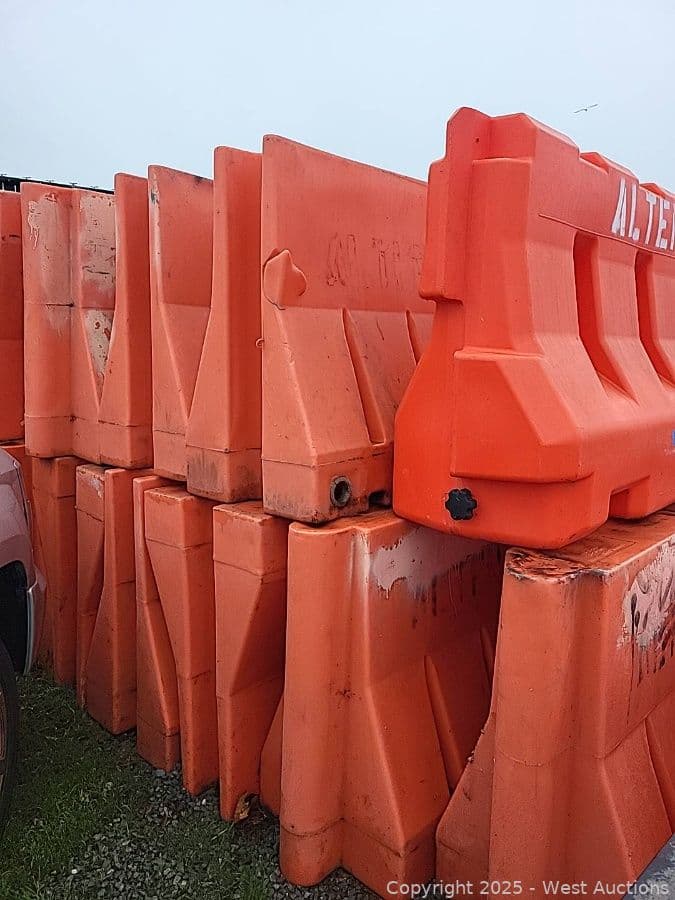 16-plastic-barricades-mmpcke64