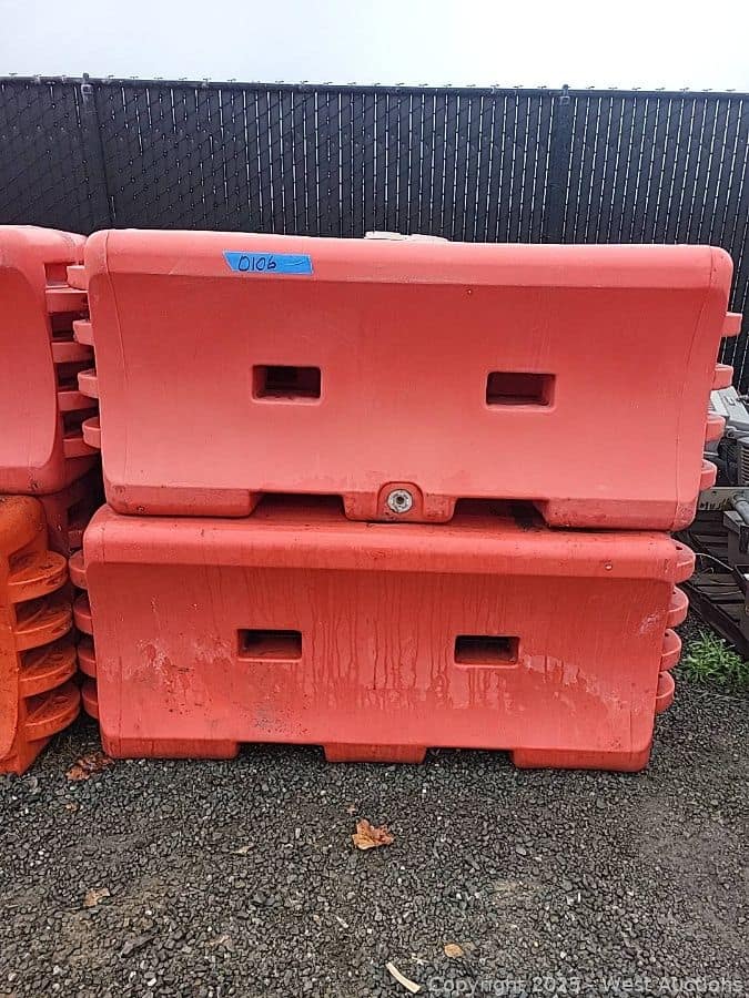 10-plastic-barricades-mmzbjwvk